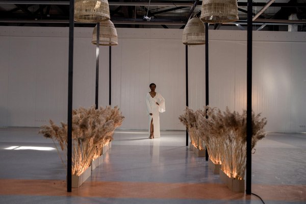 Transformez Votre Style Estival : Astuces Inédites pour Porter des Espadrilles Compensées avec Élégance